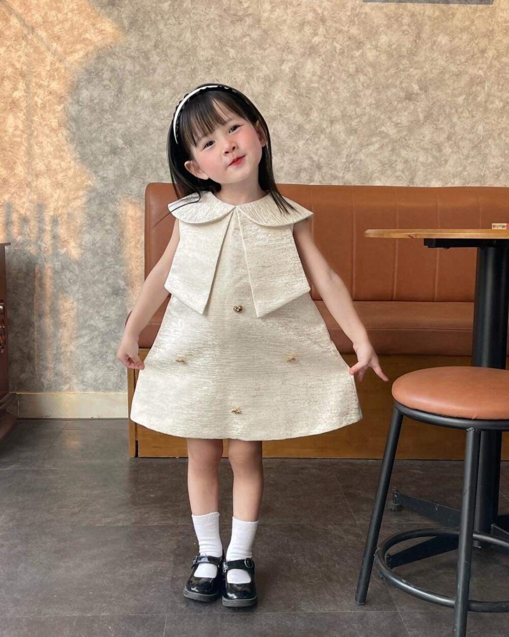 Hannah - ชุดเดรสสีเบจ คอปกบัว มีกระเป๋าหน้าและกระดุม