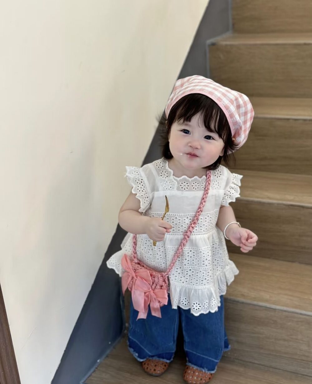 Clio - เสื้อคลุมแขนกุดผ้าฝ้ายสีขาว ถักโครเชต์และกางเกงยีนส์