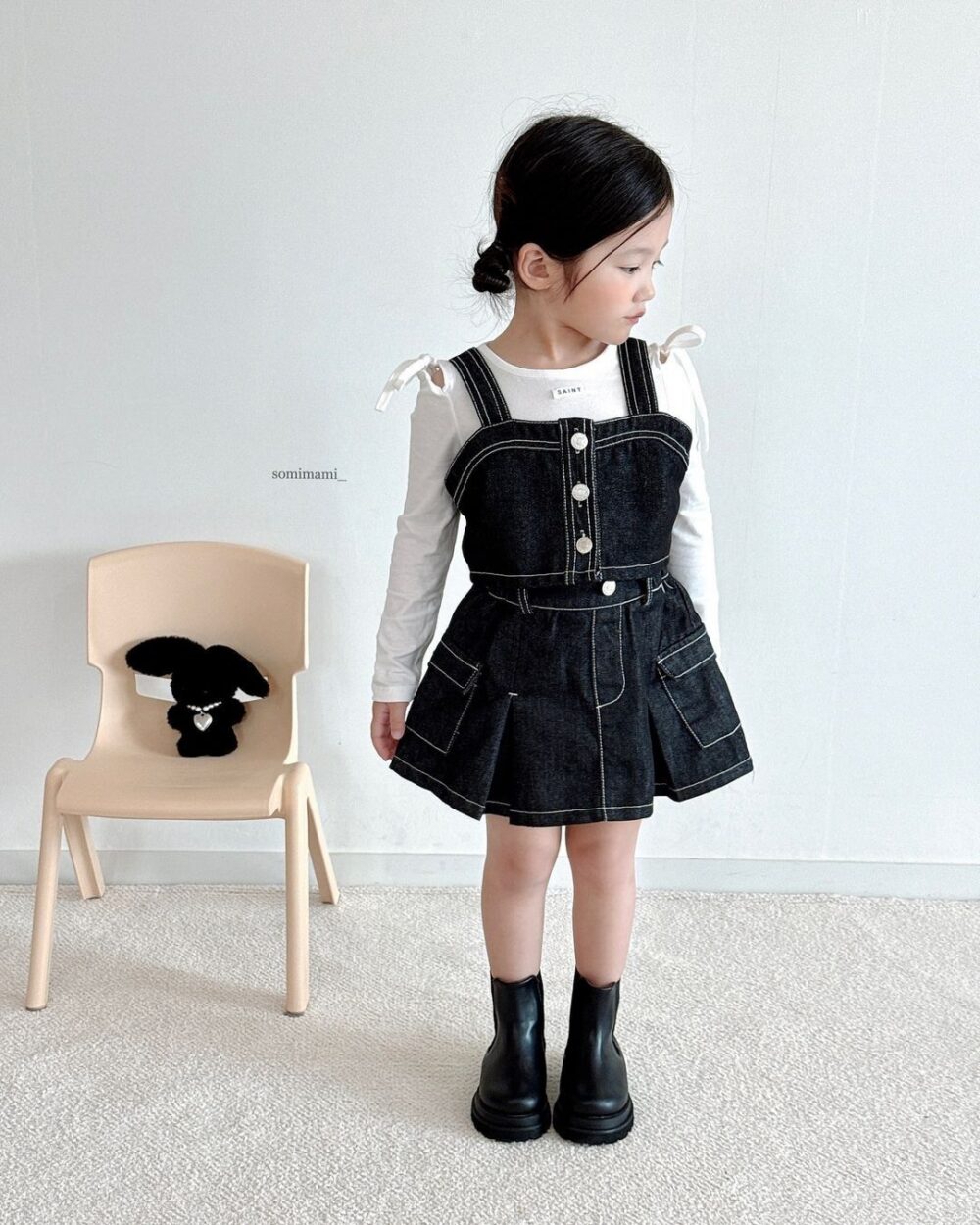 Juliana - ชุดเดรสสายเดี่ยวสีดำลายสก็อต พร้อมเสื้อตัวในแขนยาวสีขาว